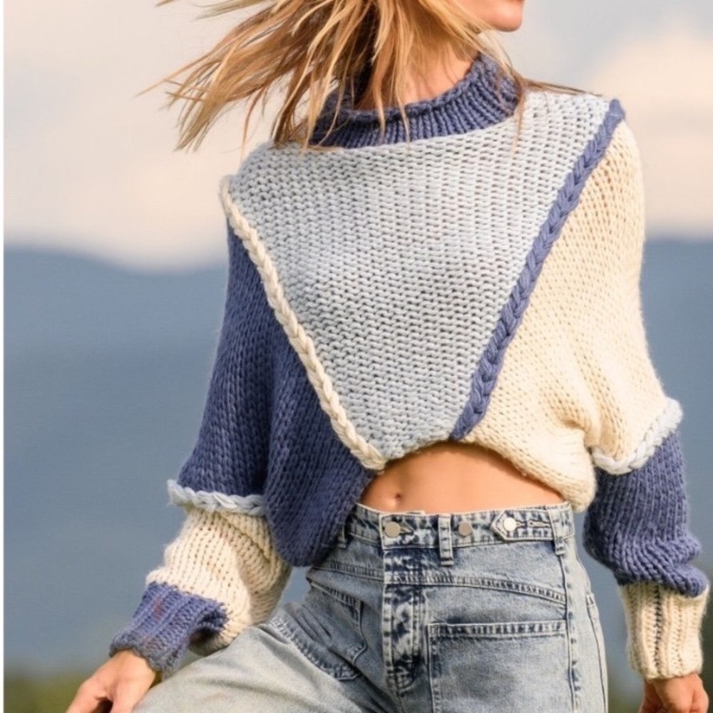 Altar'd State Colorblock Chunky Knit Cropped Sweater Blue Cream Medium NWT
